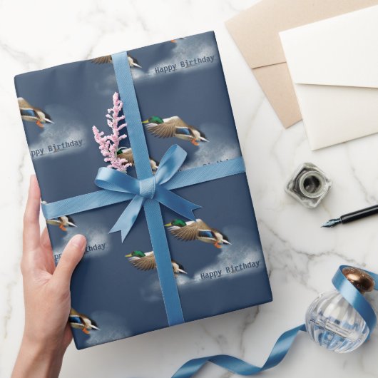Verjaardag Mallard Duck Vliegen Over Water Cadeaupapier (Geschenken)
