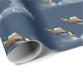 Verjaardag Mallard Duck Vliegen Over Water Cadeaupapier (Rol Hoek)