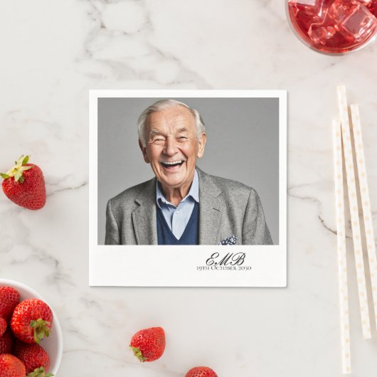 Verjaardag Mannelijk Stijlvolle Foto Wit Monogram Servet (Insitu)