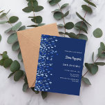 Verjaardag marine blauwe confetti uitnodiging<br><div class="desc">Een moderne,  elegante en uitnodigende. Een marineblauwe achtergrond versierd met blauwe confetti. Personaliseer en voeg een naam en details toe. Witte tekst. 1 vel = 1 uitnodiging bedrukt rand tot rand.</div>