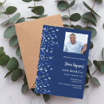 Verjaardag marine blauwe foto confetti kaart<br><div class="desc">Een moderne,  elegante en uitnodigende. Een marineblauwe achtergrond versierd met blauwe confetti. Personaliseer en voeg foto's,  een naam en partijgegevens toe. Witte tekst.</div>