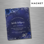 Verjaardag marineblauwe bloemen zilver schittert l magnetische uitnodiging<br><div class="desc">Een marineblauwe achtergrond,  versierd met faux zilver glitter,  sparkles en blauwe bloemen. De kleur van het blauw is ongelijk. Personaliseer en voeg een naam en feestdetails toe.</div>