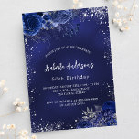 Verjaardag marineblauwe bloemen zilveren schitteri uitnodiging briefkaart<br><div class="desc">Een marineblauwe achtergrond,  versierd met faux zilver glitter,  sparkles en blauwe bloemen. De kleur van het blauw is ongelijk. Personaliseer en voeg een naam en feestdetails toe.</div>