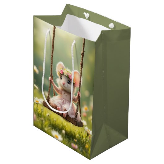 Verjaardag Meisje Muis Op Een Tuin Swing Medium Cadeauzakje (Voorkant Gekanteld)