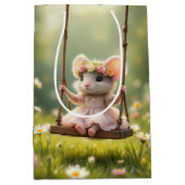 Verjaardag Meisje Muis Op Een Tuin Swing Medium Cadeauzakje (Voorkant)