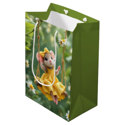 Verjaardag Meisje Muis Op Een Tuin Swing Medium Cadeauzakje (Voorkant Gekanteld)