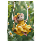 Verjaardag Meisje Muis Op Een Tuin Swing Medium Cadeauzakje (Voorkant)