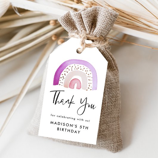 Verjaardag met cute paarse waterverf regenboog cadeaulabel