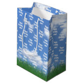 Verjaardag met naam en golftas in gras medium cadeauzakje (Achterkant Gekanteld)