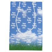 Verjaardag met naam en golftas in gras medium cadeauzakje (Achterkant)