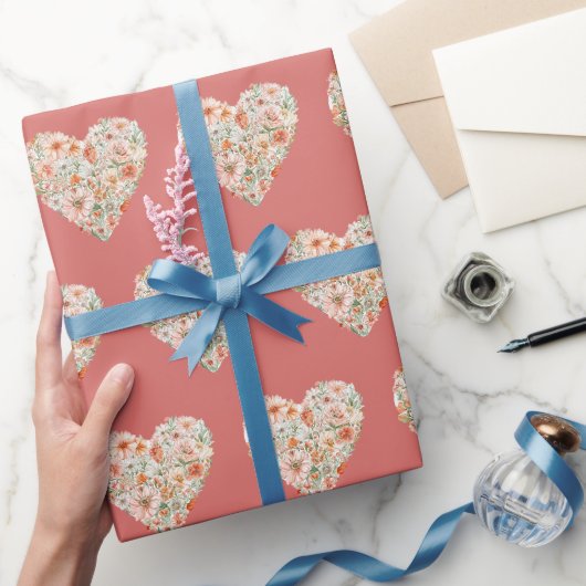 Verjaardag met rode-bes-bloemhartjes cadeaupapier (Geschenken)