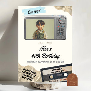 Verjaardag met vintage retro digitale camera kaart