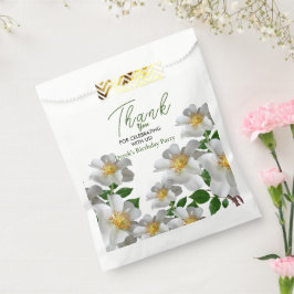 Verjaardag met witte bloem bedankzakje