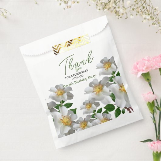 Verjaardag met witte bloem bedankzakje (Gezegeld)