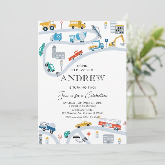 Verjaardag moderne transporttrucks en auto's kaart (Staand voorkant)