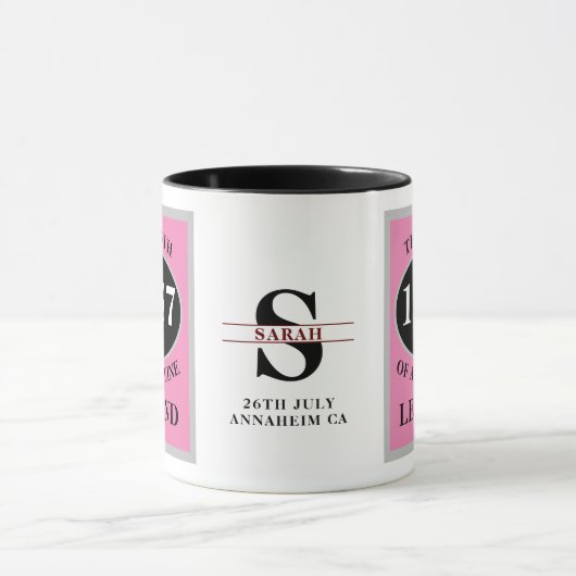 Verjaardag Monogram Jaar toevoegen en Naam Zwart R Mok (Midden)