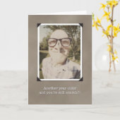 Verjaardag nog steeds Smokin' Funny Retro Kaart (Gele Bloem)