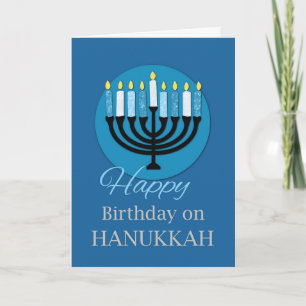 Verjaardag op Hanukkah Menorah op donkerblauw Kaart