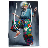 Verjaardag Oude Dame Dansen Medium Cadeauzakje (Voorkant)