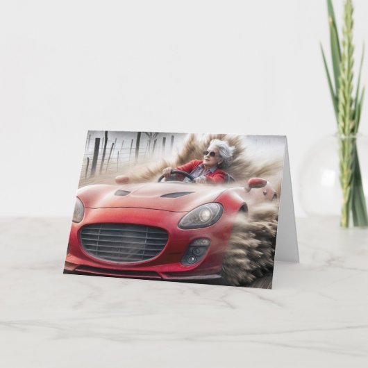 Verjaardag oude dame in een rode sportwagen kaart (Voorkant)