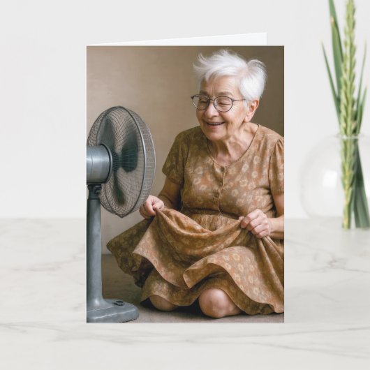 Verjaardag Oude Dame Koelt Af Met Een Ventilator Kaart (Voorkant)