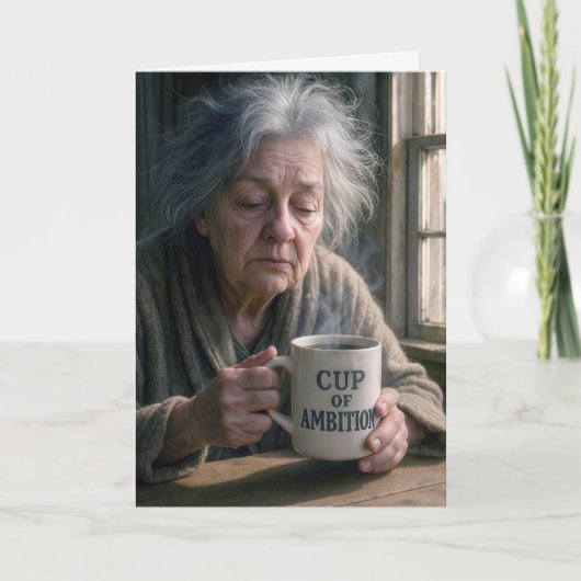 Verjaardag oude dame met stomende kop koffie kaart (Voorkant)