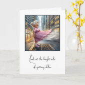 Verjaardag oude dame op de stad straat vent kaart (Gele Bloem)