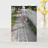 Verjaardag Oude Dame Speelt Hinkelspel Kaart (Gele Bloem)
