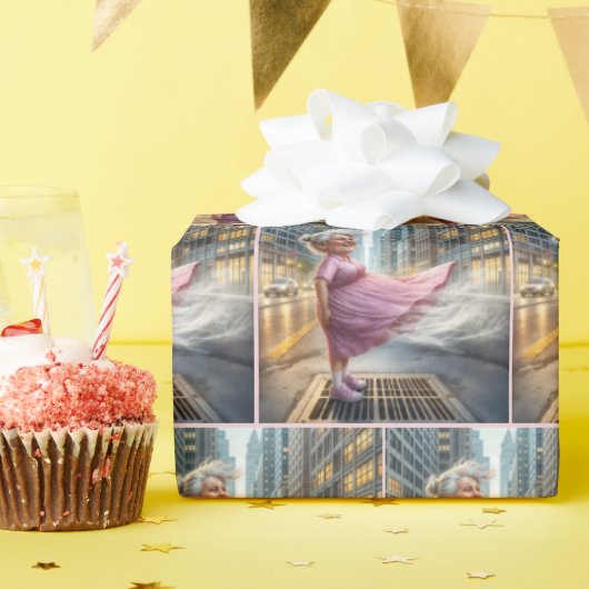 Verjaardag oude dame staat op een straat vent cadeaupapier (Verjaardagsfeest)