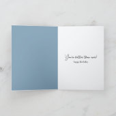 Verjaardag oude dame zit voor een fan kaart (Binnen)