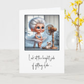 Verjaardag oude dame zit voor een fan kaart (Gele Bloem)