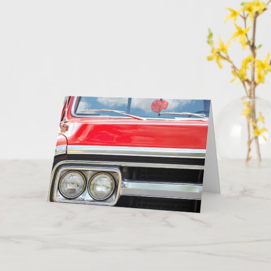 Verjaardag oude rode vrachtwagen met fuzzy dobbels kaart (Gele Bloem)