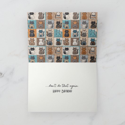 Verjaardag Ouder worden Humor Cat Quilt Kaart (Binnen)