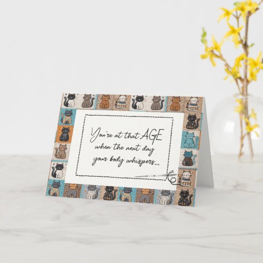 Verjaardag Ouder worden Humor Cat Quilt Kaart (Gele Bloem)