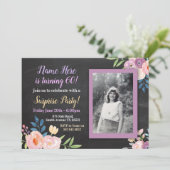 Verjaardag Paarse Bloem Foto Chalk Uitnodiging (Staand voorkant)