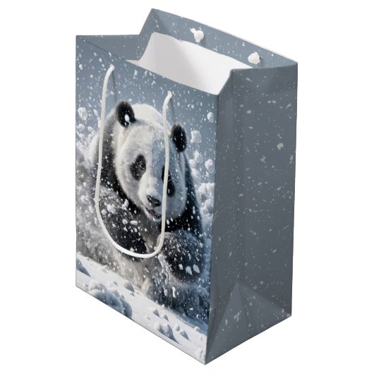 Verjaardag Panda Beer in sneeuwvlokken Medium Cadeauzakje (Voorkant Gekanteld)