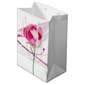 Verjaardag Pink Peony Bud Abstract Medium Cadeauzakje (Voorkant Gekanteld)