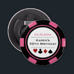 Verjaardag Poker Chip Casino Thema Roze Zwart Wit Button Flesopener<br><div class="desc">Deze roze,  zwarte en witte pokerchip stijl flesopener zou een perfect cadeau zijn voor de persoon die zijn verjaardag viert,  of voor het hele feest als cadeau! Personaliseer uw ontwerp met een naam en geboortedatum # in zwart in het midden,  en uw aangepaste tekst in roze bovenop.</div>