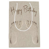 Verjaardag Prints op blote voeten in zand Medium Cadeauzakje (Voorkant)