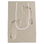 Verjaardag Prints op blote voeten in zand Medium Cadeauzakje (Achterkant)