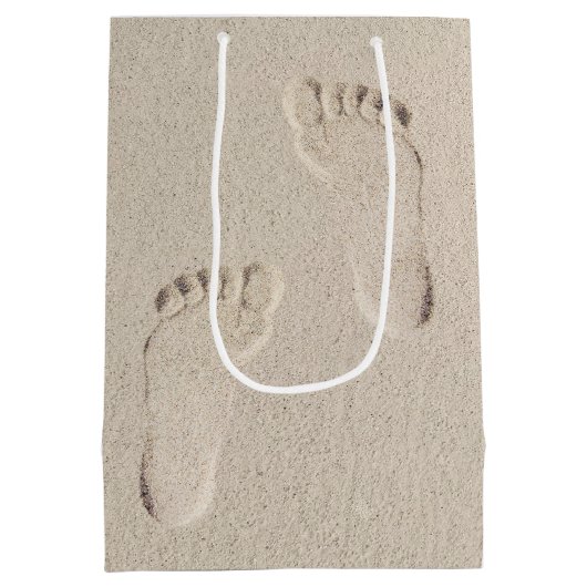 Verjaardag Prints op blote voeten in zand Medium Cadeauzakje (Achterkant)