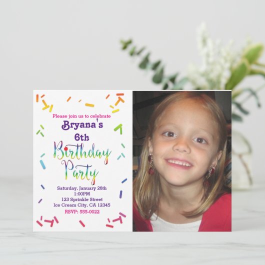 Verjaardag Rainbow Sprinkles Party Fotouitnodiging Kaart (Staand voorkant)