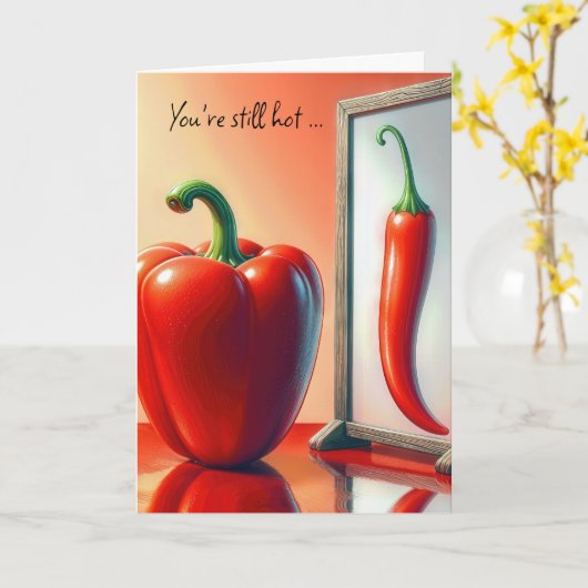 Verjaardag rode paprika op zoek in een spiegel kaart (Gele Bloem)