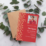 Verjaardag rood goud foto kaart<br><div class="desc">Een moderne,  elegante en uitnodigende. Een rode achtergrond versierd met faux gouden confetti. Personaliseer en voeg foto's,  een naam en partijgegevens toe. Witte tekst.</div>