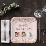 Verjaardag roos gouden confetti foto papieren bordje<br><div class="desc">Voor een meisjesachtig en glamoureus 50ste (of elke leeftijd) verjaardagsfeestje. Een rozen gouden gradiënt achtergrond versierd met confetti. De tekst: De naam is geschreven in donker roos goud met een groot modern handgeschreven stijlschrift. Personaliseer en voeg naam, leeftijd 50 en 3 van uw eigen foto's van het verjaardagsmeisje, haar familie,...</div>