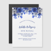 Verjaardag royal blauw wit bloemen luxe magnetische uitnodiging (Voorkant / Achterkant)