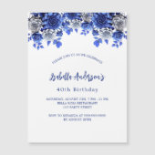 Verjaardag royal blauw wit bloemen luxe magnetische uitnodiging (Voorkant)
