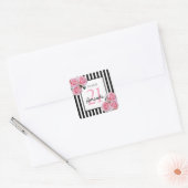 Verjaardag roze bloemen zwart witte strepen vierkante sticker (Envelop)