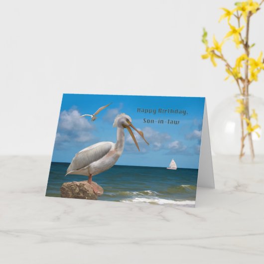 Verjaardag, schoonzoon, witte pelikaan op een rots kaart (Gele Bloem)