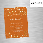 Verjaardag sinaasappel gouden sterren modern luxe magnetische uitnodiging<br><div class="desc">Een verbrande oranje achtergrond versierd met gouden sterren. Personaliseer en voeg een naam en feestdetails toe. De naam is geschreven met een handgemerkt stylescript,  witte gekleurde letters.</div>